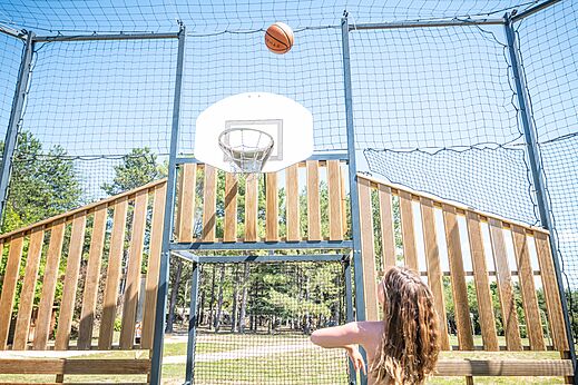 Campo multideporte y baloncesto en camping LIBRANOO Naturiste Belezy en B�doin.