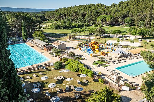 Piscinas, juegos acuáticos y toboganes en el camping LIBRANOO Naturiste Belezy en Bédoin.