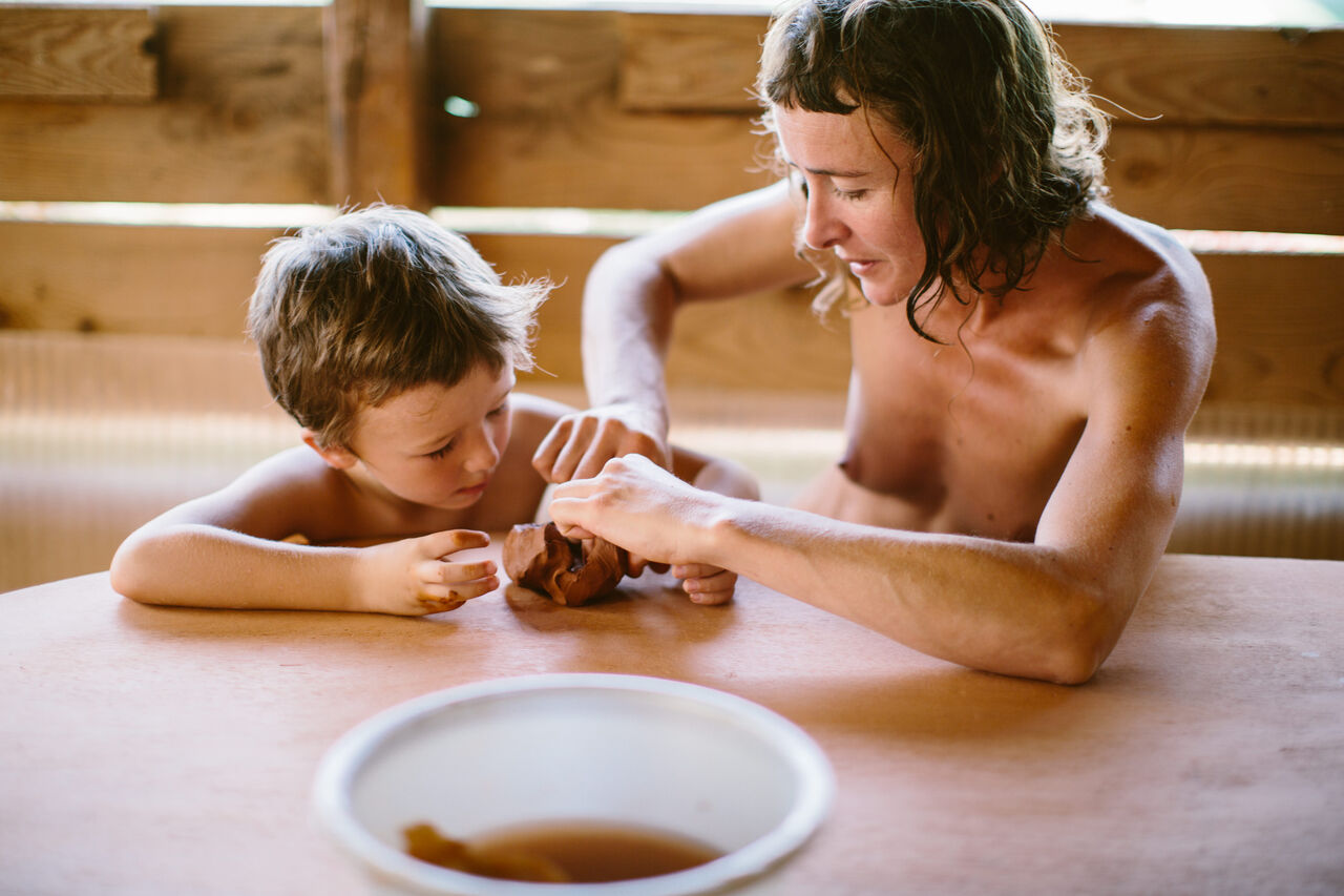 Ni�o y adulto naturistas modelando en camping LIBRANOO Naturiste Sabliere Barjac (30).