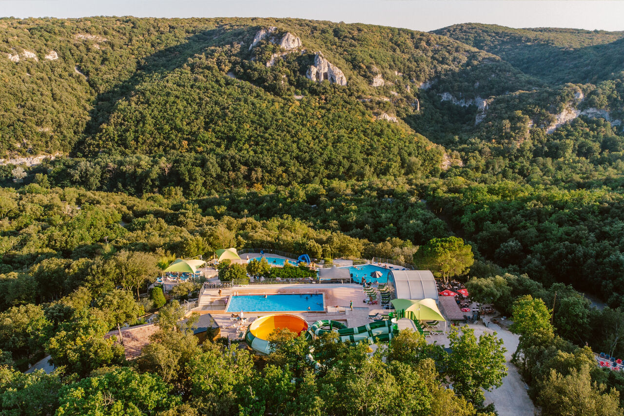 Complejo acu�tico con piscinas y toboganes gigantes en el camping LIBRANOO Naturiste Sabliere en Barjac (30).