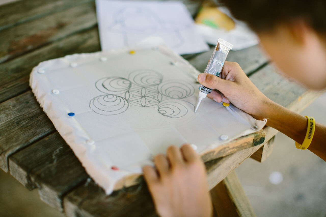 Actividad creativa de pintura sobre tela para ni�os en el camping LIBRANOO Naturiste Sabliere en Barjac (30).