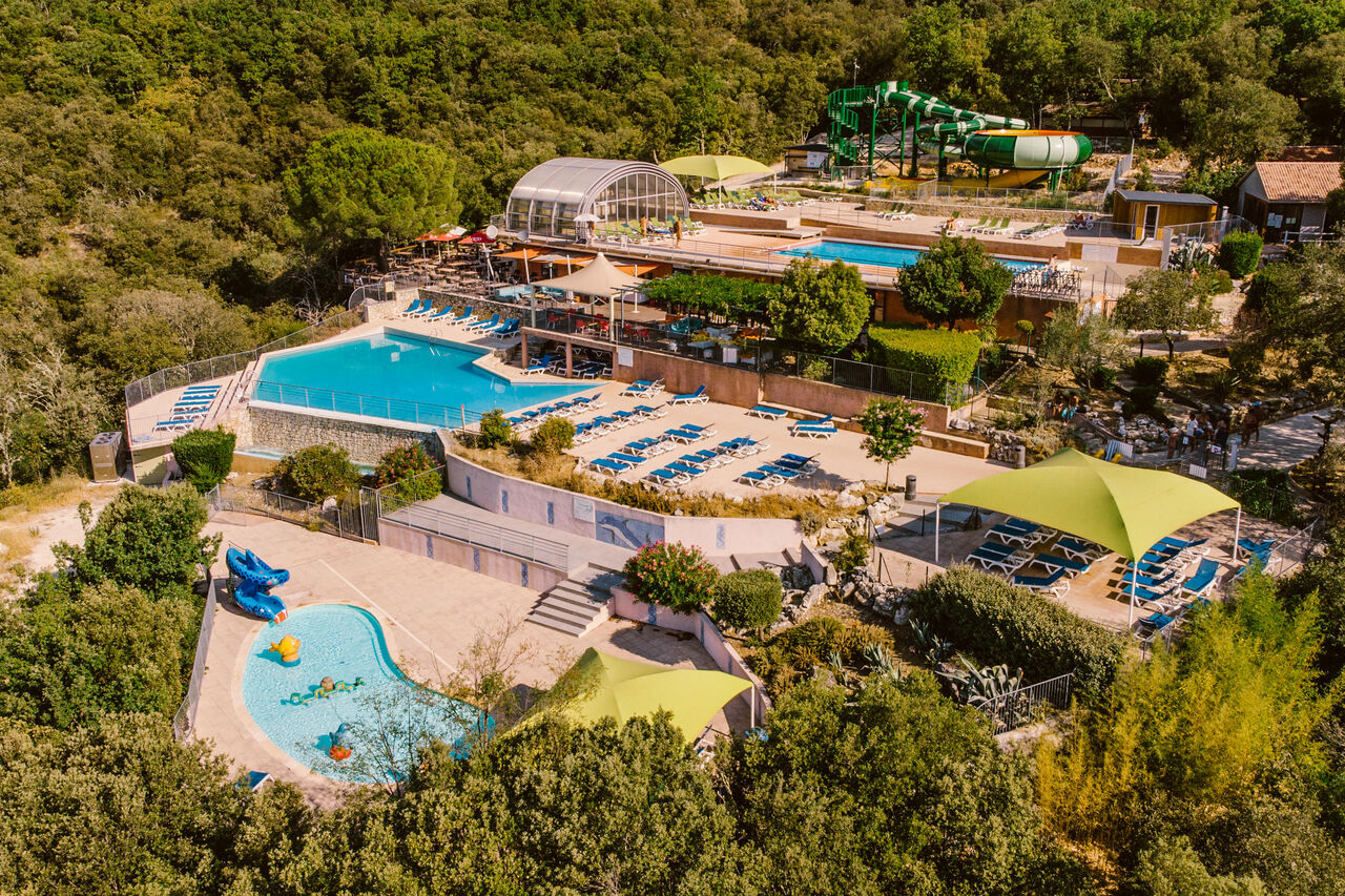 Piscinas, toboganes acu�ticos y sol�rium en el camping LIBRANOO Naturiste Sabliere en Barjac (30).