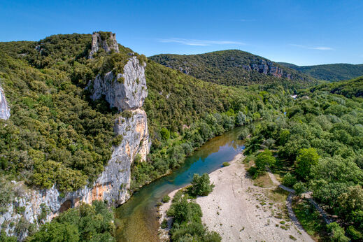 R�o, acantilados, bosque, vista a�rea camping LIBRANOO Naturiste Sabliere Barjac (30).