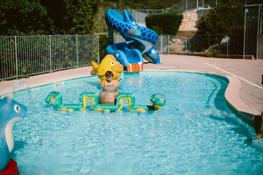 Piscina, tobog�n y juegos acu�ticos camping LIBRANOO Naturiste Sabliere Barjac (30).