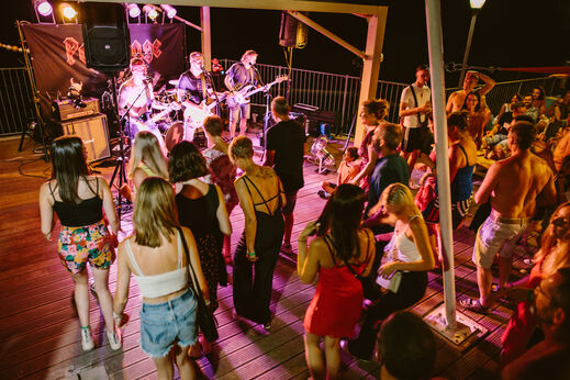Grupo de m�sica en concierto, animaci�n nocturna en el camping LIBRANOO Naturiste Sabliere en Barjac (30).