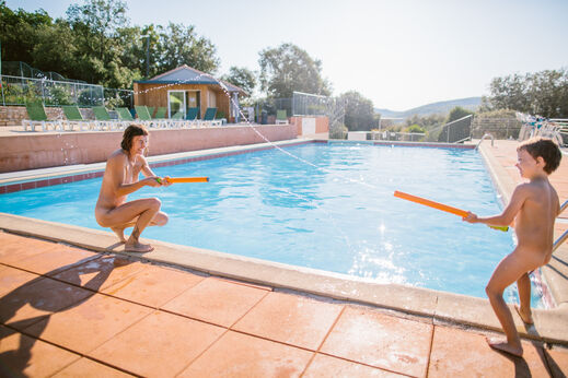 Piscina exterior, juegos acu�ticos. En el camping LIBRANOO Naturiste Sabliere en Barjac (30).