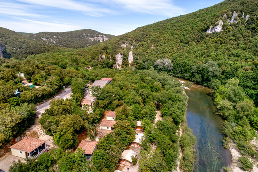 Vista a�rea del camping LIBRANOO Naturiste Sabliere con Mobil-homes y r�o.