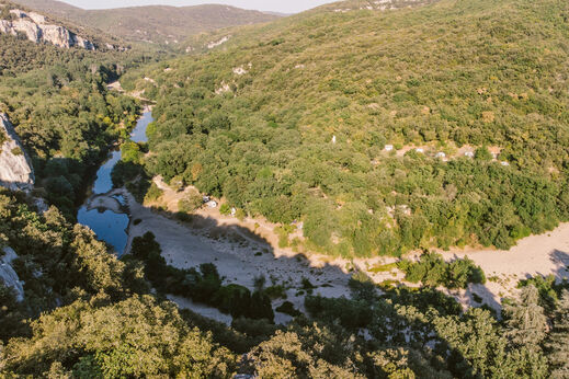 Vista a�rea r�o, valle verde en camping LIBRANOO Naturiste Sabliere en Barjac (30).
