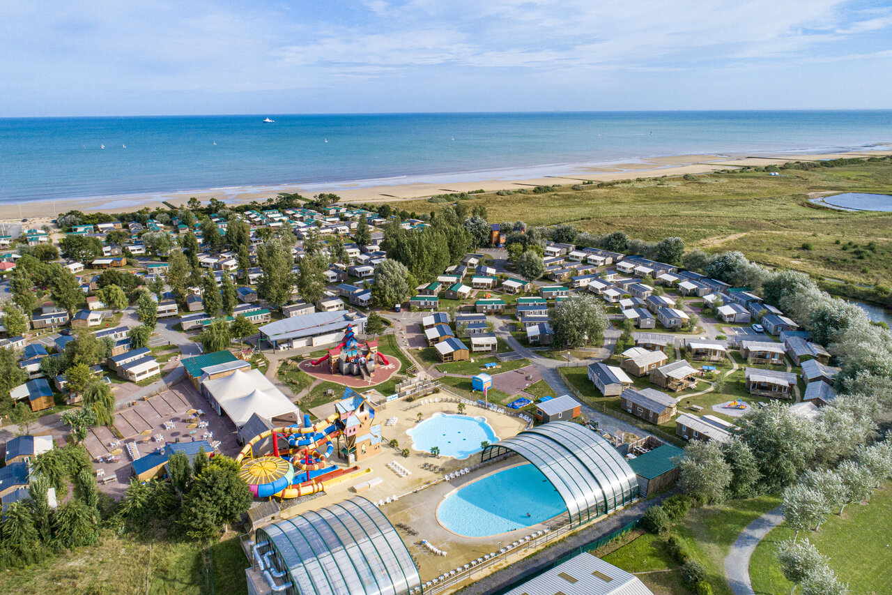Vista a�rea camping, parque acu�tico, en CAPFUN Donjon de Lars en Courseulles-sur-Mer (14).