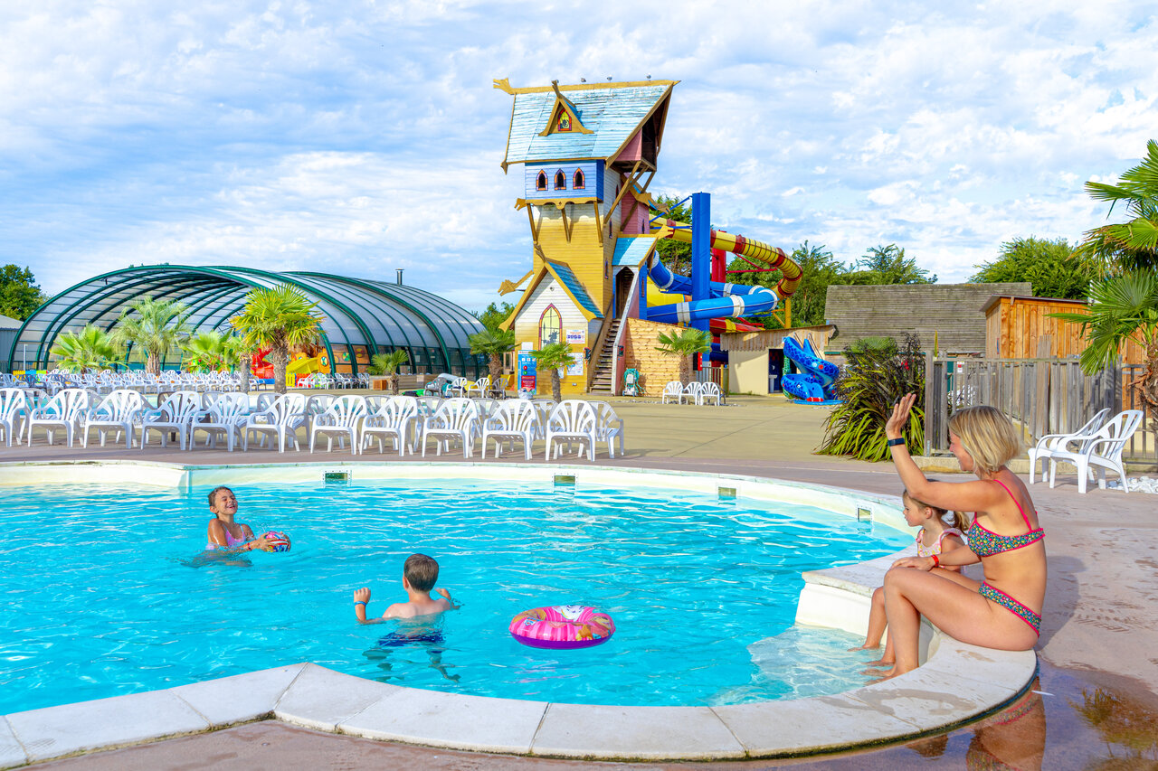 Piscina, toboganes camping CAPFUN Donjon de Lars en Courseulles-sur-Mer (14).