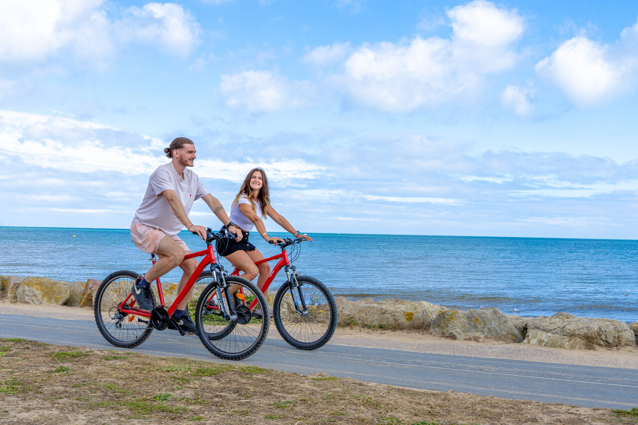 Bicicletas en pareja en el camping CAPFUN Donjon de Lars en Courseulles-sur-Mer (14).