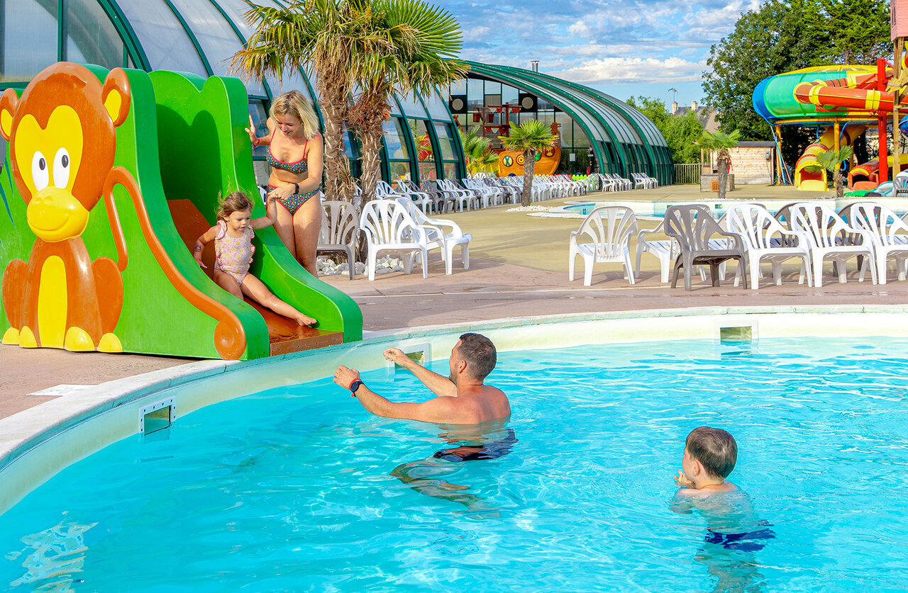 Tobog�n infantil mono y piscina exterior familiar en el camping CAPFUN Donjon de Lars en Courseulles-sur-Mer (14).