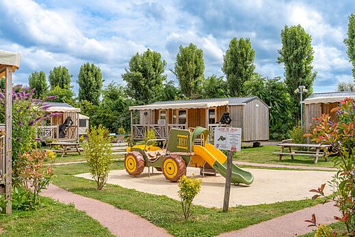 Zona de juegos infantil, tobogán tractor, Mobil-homes en camping CAPFUN Donjon de Lars.