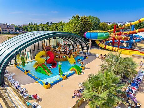 Piscina, toboganes y juegos en el camping CAPFUN Donjon de Lars en Courseulles-sur-Mer.