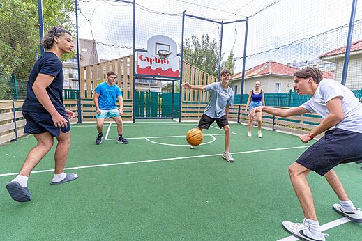 Cancha multideportiva para baloncesto con jóvenes en el camping CAPFUN Donjon de Lars en Courseulles-sur-Mer.