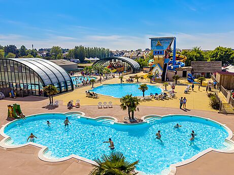 Piscinas exteriores, toboganes acuáticos en el camping CAPFUN Donjon de Lars en Courseulles-sur-Mer.