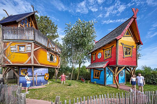 Alojamientos insólitos coloridos sobre pilotes en el camping CAPFUN Donjon de Lars en Courseulles-sur-Mer.