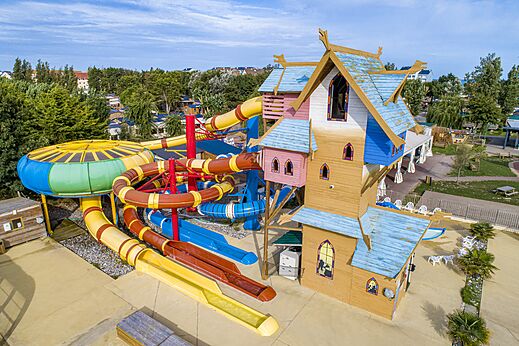 Toboganes acu�ticos gigantes en CAPFUN Donjon de Lars, Courseulles-sur-Mer (14).