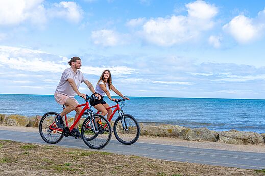 Bicicletas en la costa en el camping CAPFUN Donjon de Lars en Courseulles-sur-Mer.