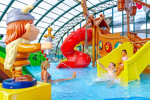 Piscina cubierta, toboganes, juegos acuáticos en el camping CAPFUN Donjon de Lars en Courseulles-sur-Mer.