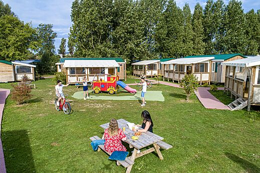 Mobil-homes, juegos infantiles en camping CAPFUN Donjon de Lars, Courseulles-sur-Mer (14).