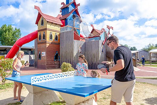 Ping-pong y juegos en el camping CAPFUN Donjon de Lars en Courseulles-sur-Mer (14).