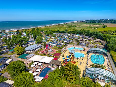 Parque acuático, toboganes, Mobil-homes y playa en el camping CAPFUN Donjon de Lars en Courseulles-sur-Mer (14).