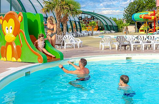 Tobogán infantil y piscina exterior familiar, camping CAPFUN Donjon de Lars, Courseulles-sur-Mer (14).