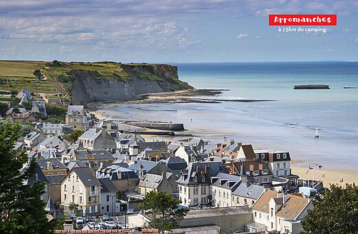Arromanches-les-Bains, ciudad costera histórica con playa y restos del puerto artificial.