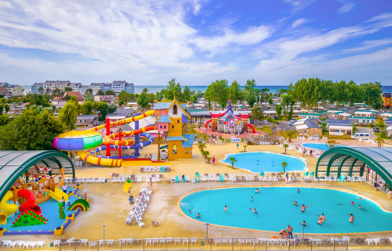 Toboganes, piscinas en el camping CAPFUN Donjon de Lars en Courseulles-sur-Mer.