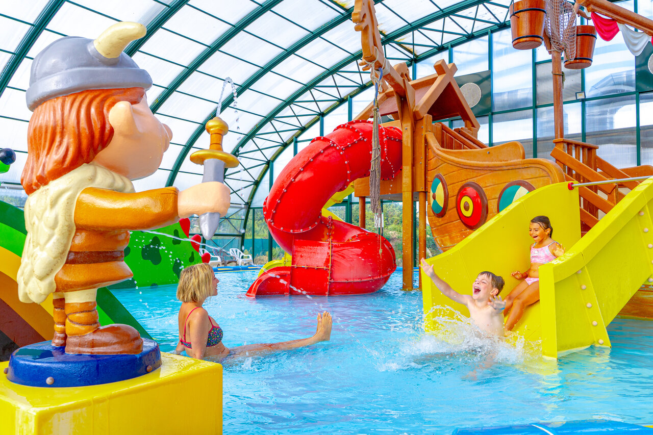Piscina cubierta, toboganes, juegos acu�ticos en camping CAPFUN Donjon de Lars en Courseulles-sur-Mer.