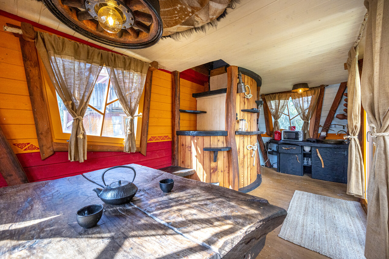Interior Casa en el �rbol, mesa y cocina, CAPFUN Donjon de Lars, Courseulles-sur-Mer.