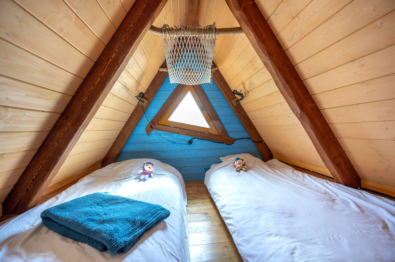 Habitaci�n abuhardillada, dos camas, en el camping CAPFUN Donjon de Lars: Casas en los �rboles en Courseulles-sur-Mer (14).