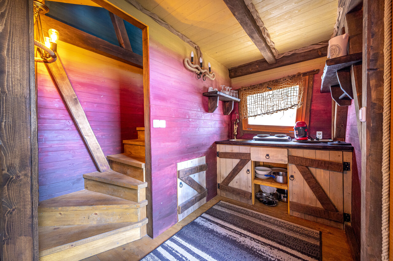 Cocina equipada y escalera de madera en el camping CAPFUN Donjon de Lars en Courseulles-sur-Mer.