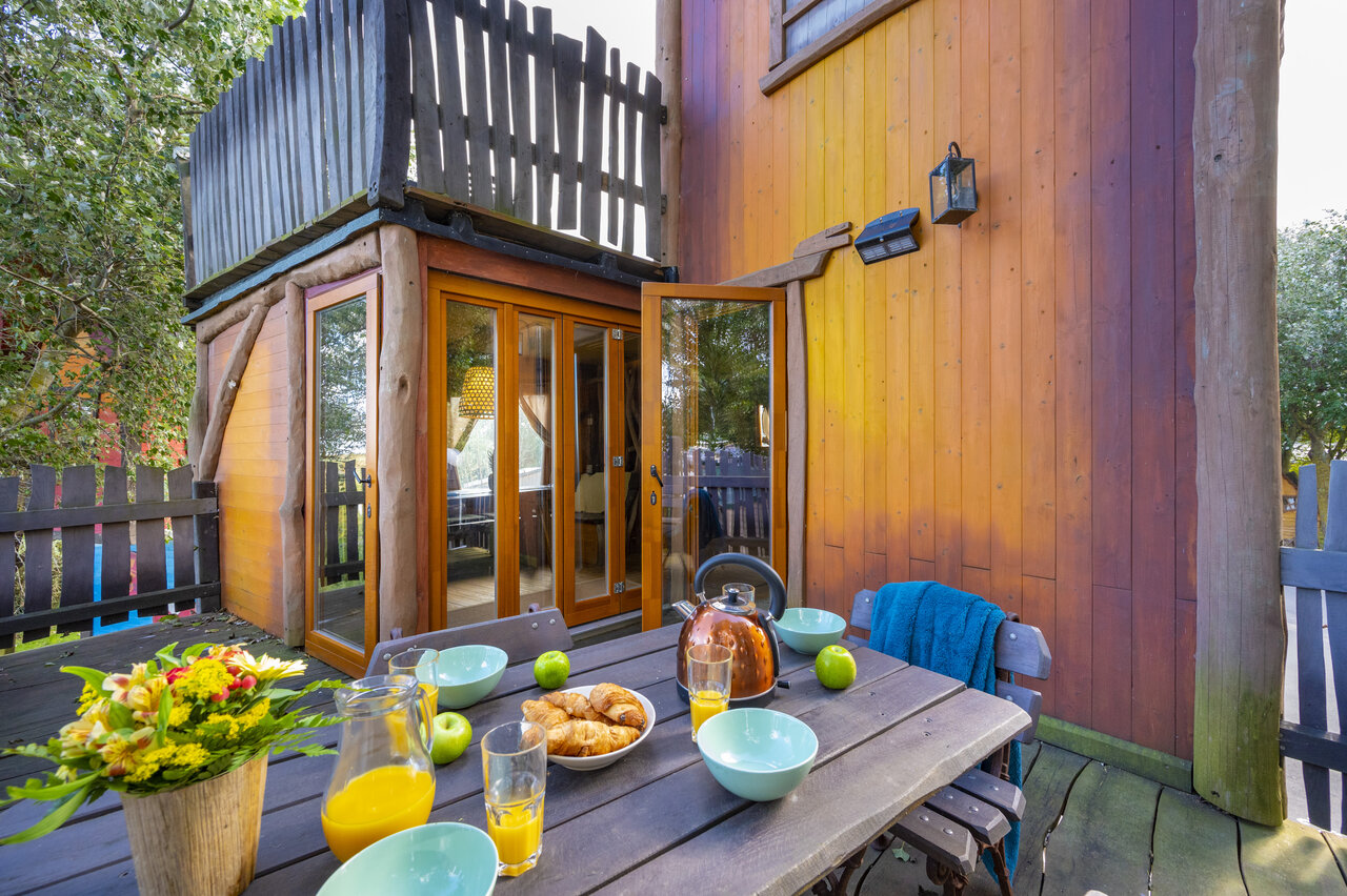Terraza de Casa en el �rbol con desayuno en CAPFUN Donjon de Lars.