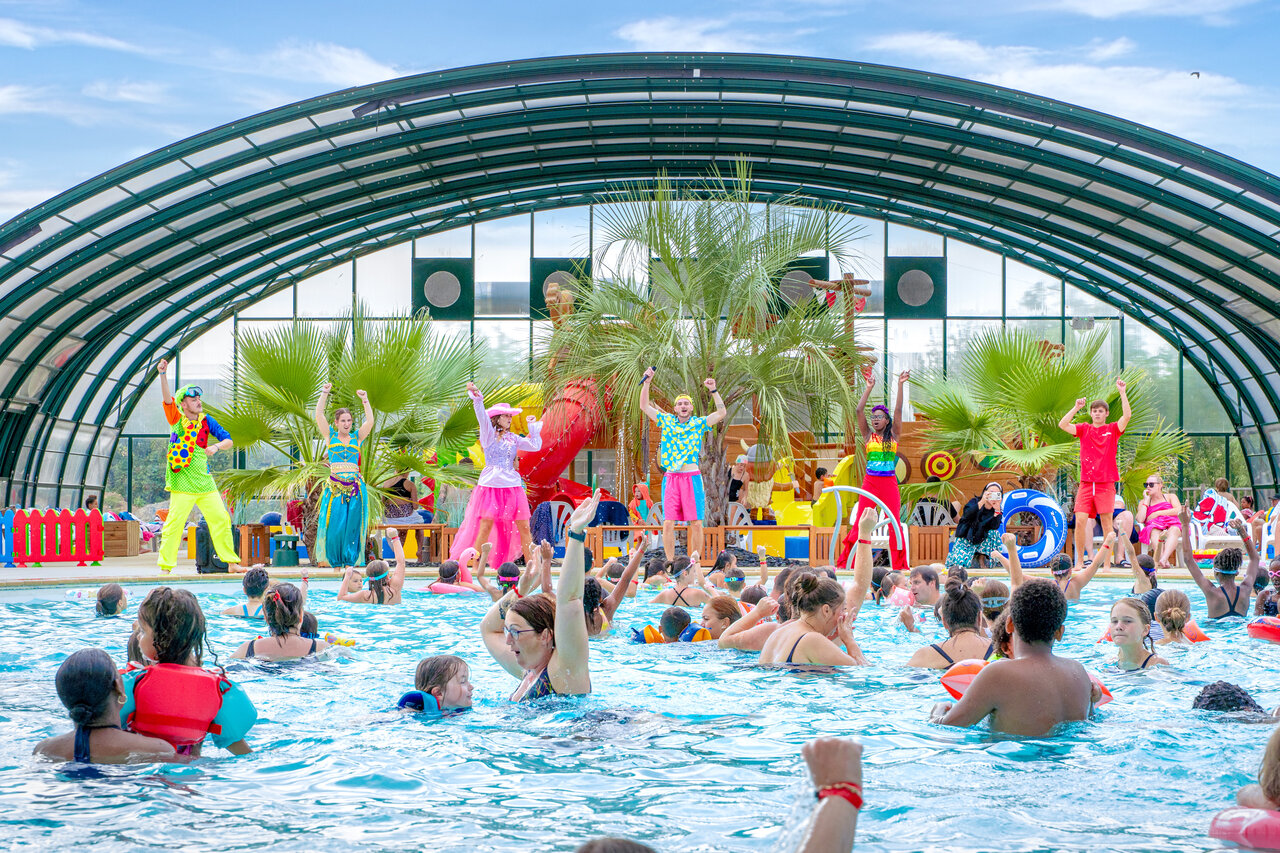 Animaci�n acu�tica festiva, piscina cubierta, tobog�n en el camping CAPFUN Donjon de Lars.