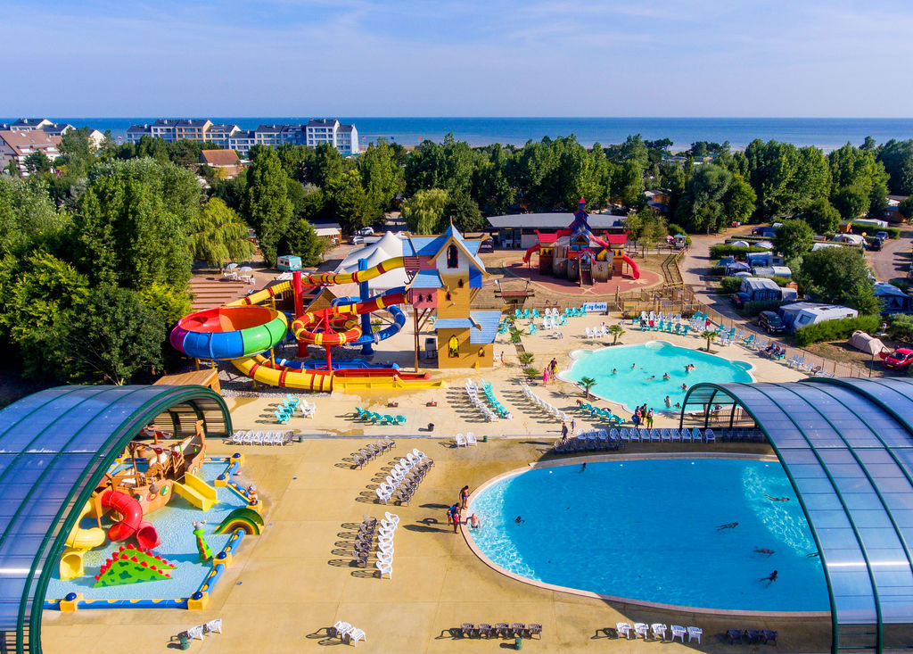 Donjon de Lars : Maisons dans les arbres, Camping Baja Normanda - 2