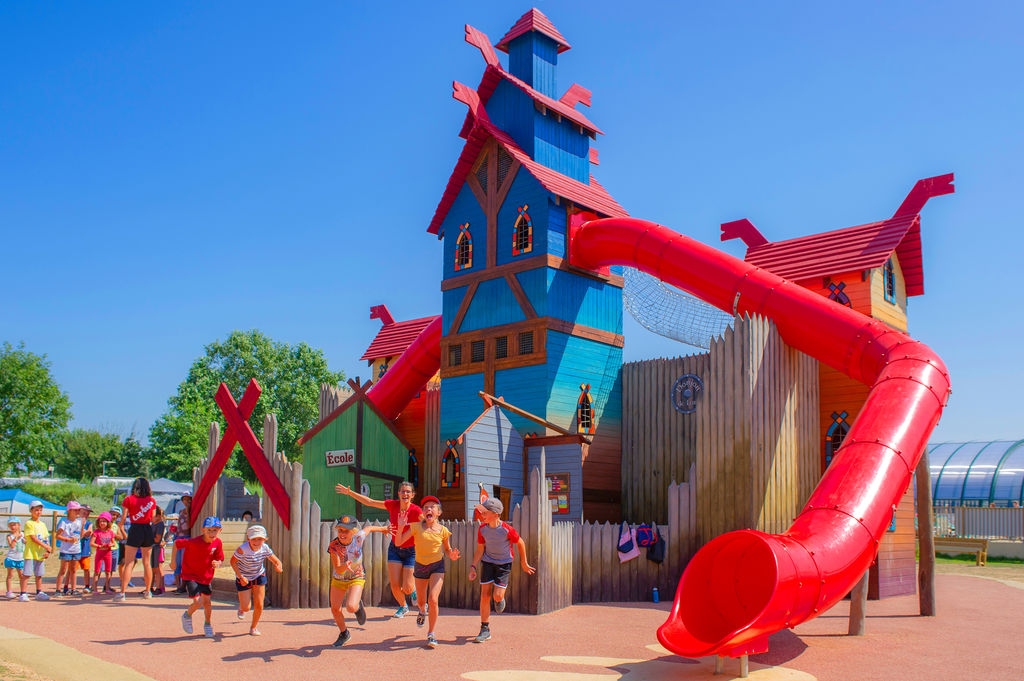 Donjon de Lars : Maisons dans les arbres, Camping Baja Normanda - 3