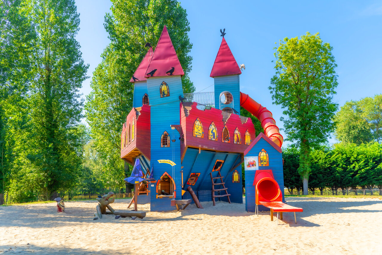 Castillo parque infantil, tobog�n, en el camping CAPFUN Dune Fleurie en Quend Plage.