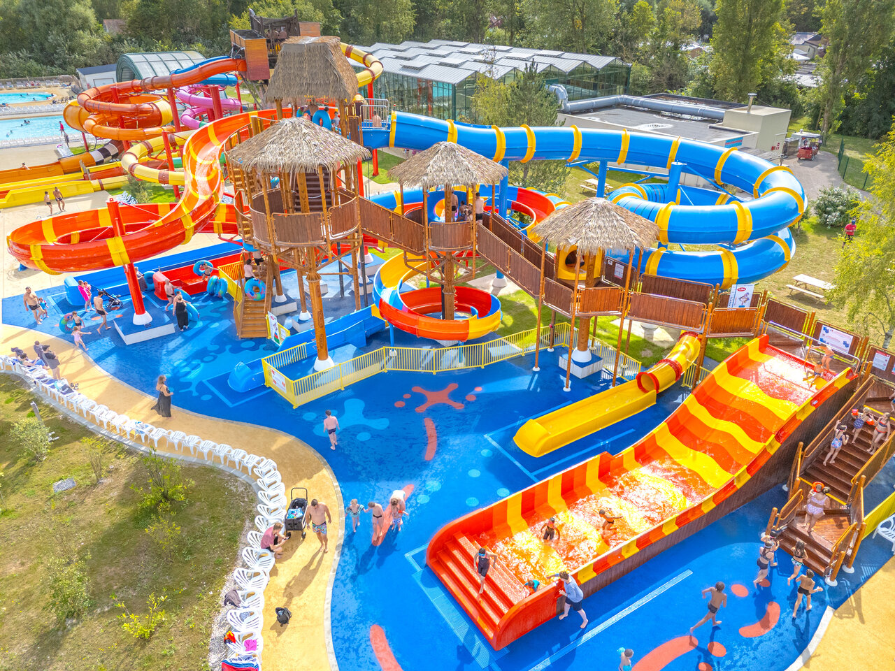 Parque acu�tico con toboganes gigantes y juegos de agua en el camping CAPFUN Dune Fleurie en Quend Plage (80).