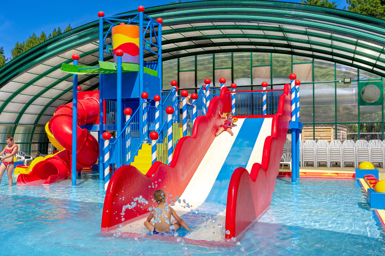 Toboganes y juegos de agua en piscina cubierta CAPFUN Dune Fleurie en Quend Plage (80).