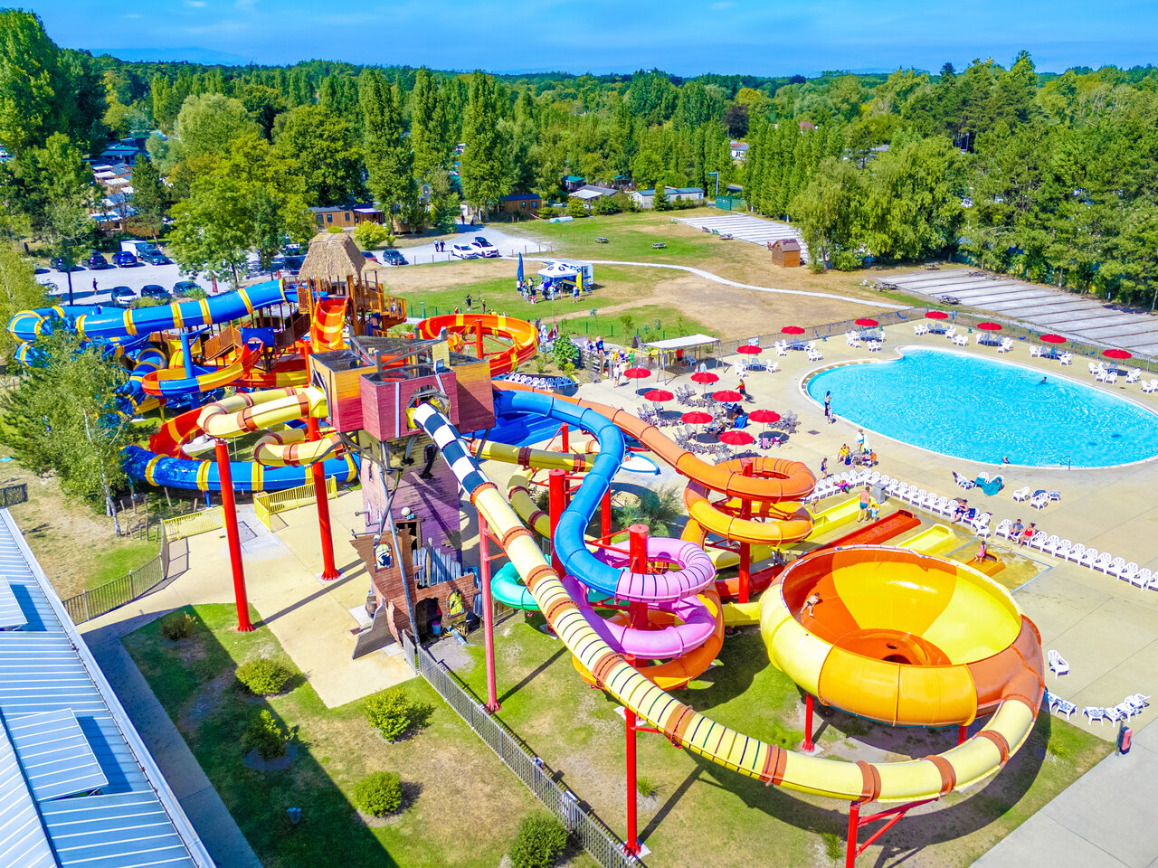 Toboganes acu�ticos coloridos y gran piscina exterior en el camping CAPFUN Dune Fleurie en Quend Plage (80).