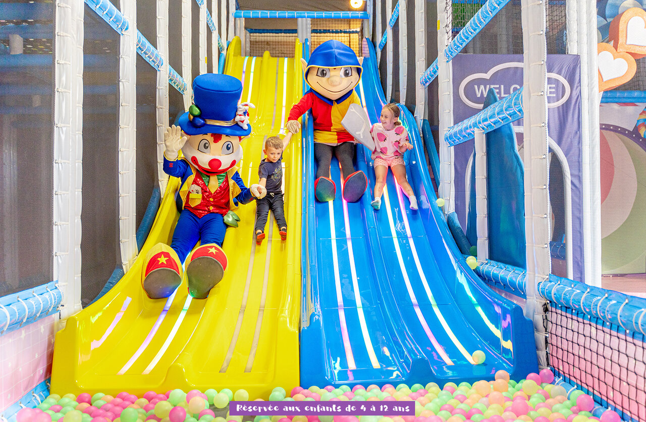 Juegos infantiles en el camping CAPFUN Dune Fleurie en Quend Plage (80).