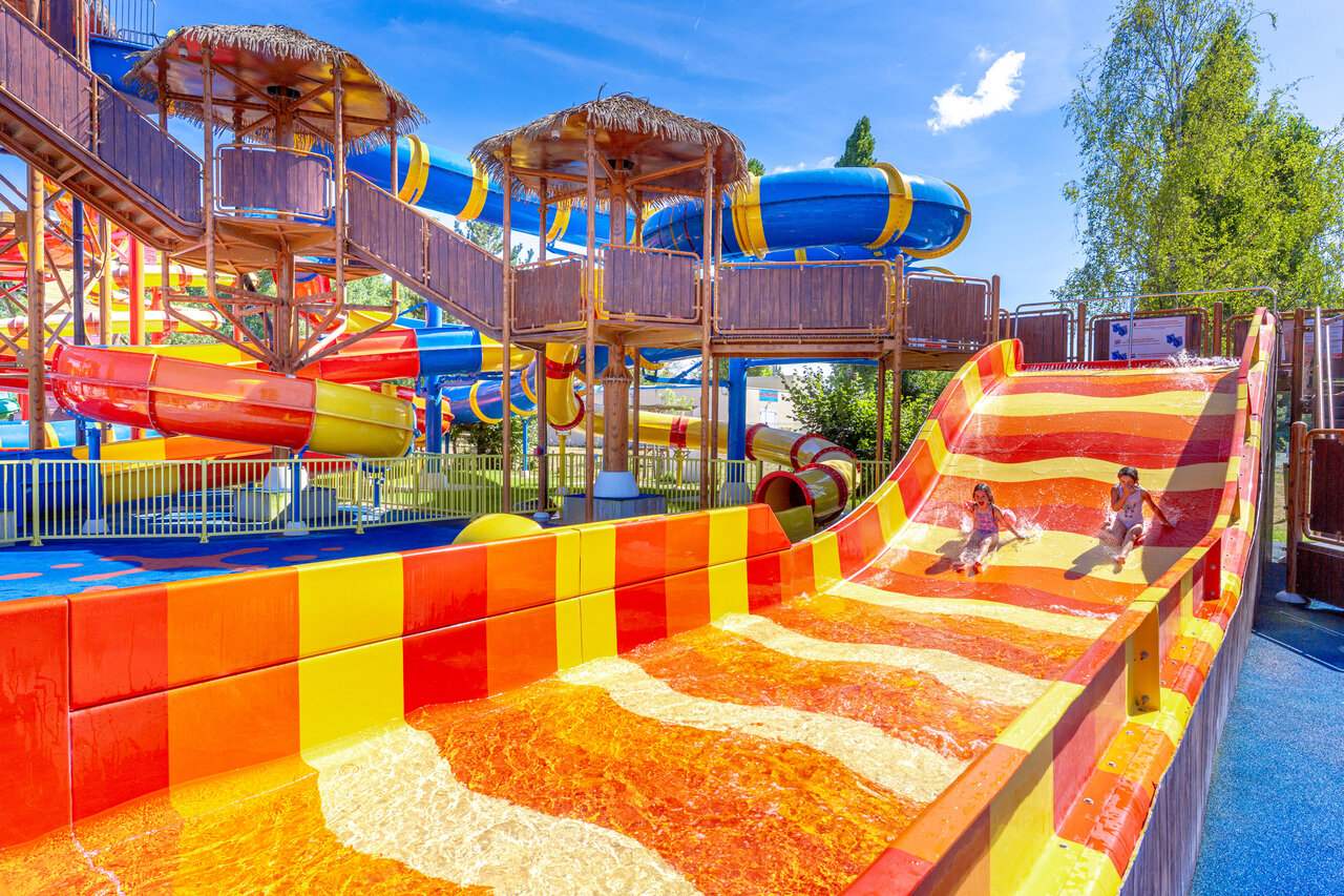Toboganes acu�ticos coloridos, ni�os en camping CAPFUN Dune Fleurie Quend Plage (80).