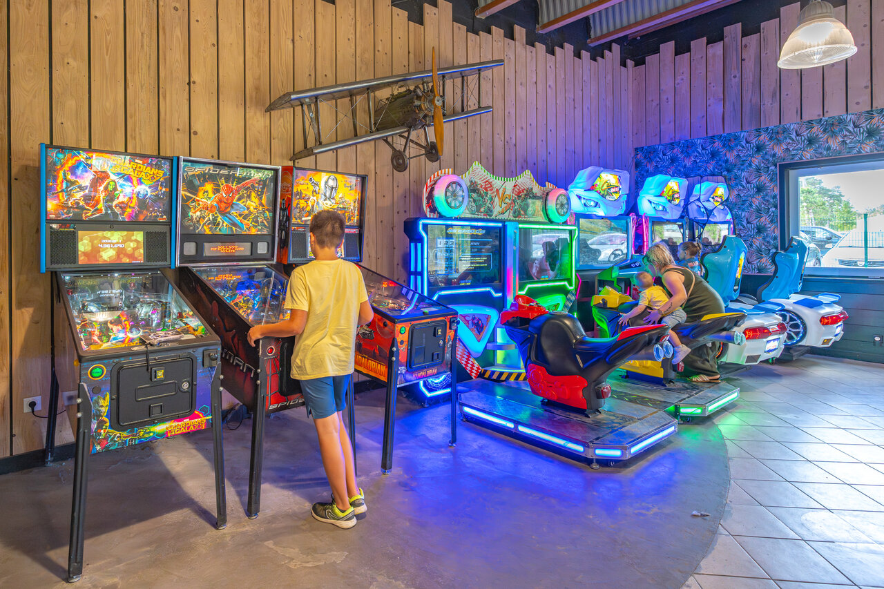 M�quinas de pinball, juegos arcade y simuladores en camping CAPFUN Dune Fleurie.