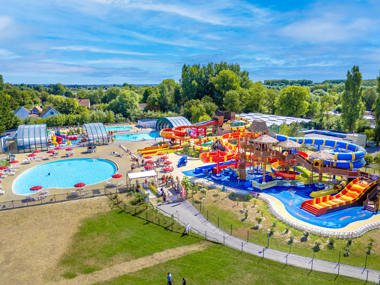 Toboganes gigantes, piscinas exteriores y juegos acu�ticos en el camping CAPFUN Dune Fleurie.