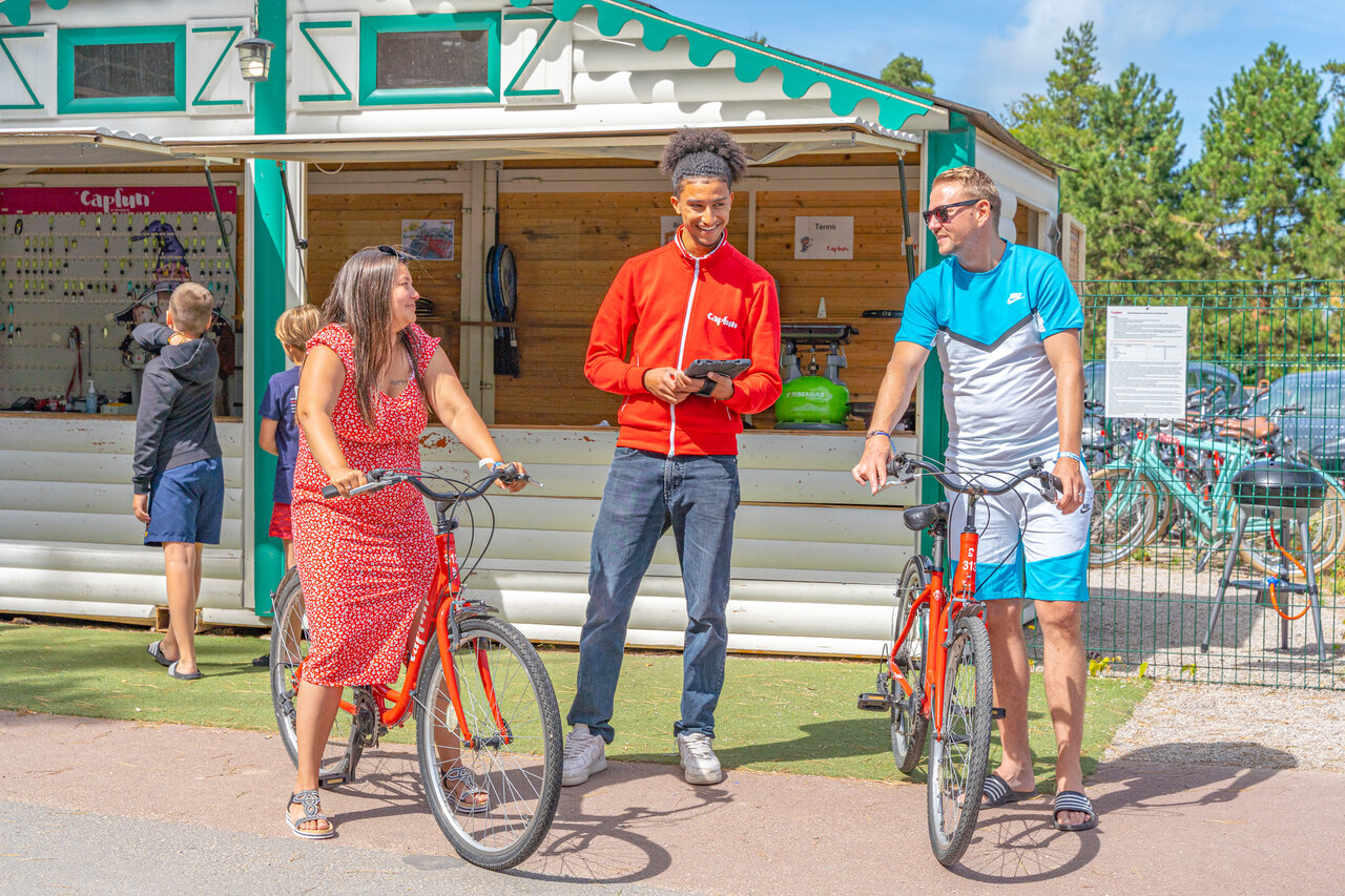 Familia alquilando bicicletas con animador Capfun en el camping CAPFUN Dune Fleurie en Quend Plage (80).