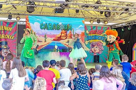 Espect�culo de animaci�n con artistas y mascota para ni�os en camping CAPFUN Dune Fleurie.