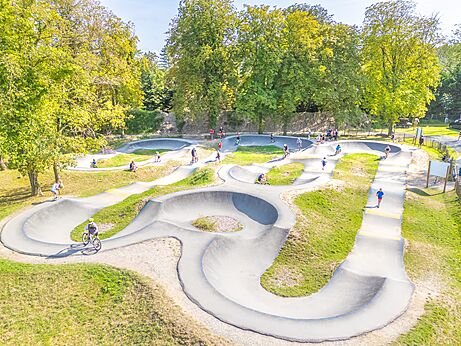 Pumptrack para bicicletas y patinetes en el camping CAPFUN Dune Fleurie en Quend Plage (80).