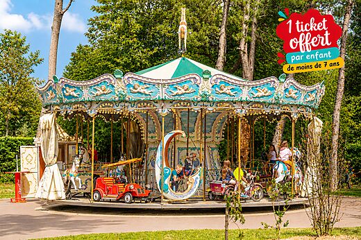 Carrusel con ni�os en el camping CAPFUN Dune Fleurie en Quend Plage (80).